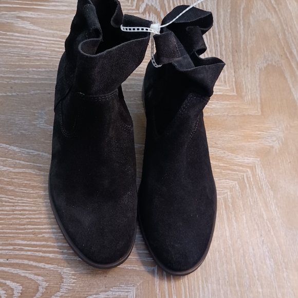 Gianni Bini Women's Black Suede Leather Ankle Flat Pull On Boot Size 6.5 NEW - Picture 2 of 7